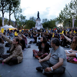 Participantes del movimiento Nuit Debout sentados en la Plaza de la República en París, Francia. REUTERS/Jacky Naegelen