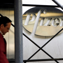 Un peatón pasa por delante de la sede de la farmacéutica Pfizer en Nueva York. EFE/EPA/JUSTIN LANE