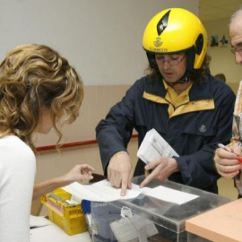 Un cartero hace entrega de los votos por correo en una imagen de archivo. EFE