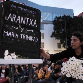 Uno de los momentos de la concentración en recuerdo de Arantxa Gutiérrez López y María Trinidad Matus Tenorio, asesinadas en Costa Rica por dos hombres. | EFE