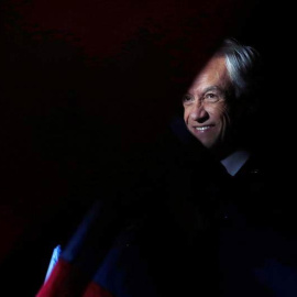 El presidente electo de la coalición Chile Vamos, Sebastián Piñera, saluda a un grupo de simpatizantes tras su victoria. | ELVIS GONZÁLEZ (EFE)