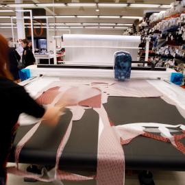 Trabajadores de una empresa textil. REUTERS