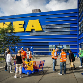 Fotografía de agosto de 2014 que muestra a varios membros del sindicato holandés FNV mientras informan a los clientes de Ikea sobre las supuestas penosas condiciones de trabajo de sus empleados, en Haarlem, Holanda. EFE/ Remko De Waal