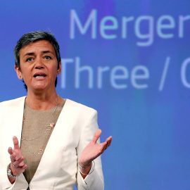 La comisaria europea de Compentencia,  Margrethe Vestager, en la rueda de prensa en la que explicó el veto de Bruselas a la venta de O2 a Hutchinson. REUTERS/Francois Lenoir