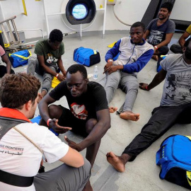 Imagen de las personas rescatadas a bordo del Aquarius. EFE/EPA