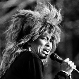 Tina Turner cantando en un concierto en Hamburgo durante su gira mundial en el verano de 1987.