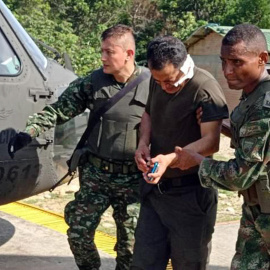 Fotografía cedida por la segunda división del Ejército, que muestra soldados mientras trasladan a uno de los policías heridos durante un atentado hoy en Tibú (Colombia).