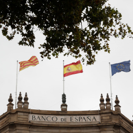 Las banderas catalana (senyera), española y de la UE, en la sede del Banco de España en Barcelona. REUTERS/Yves Herman