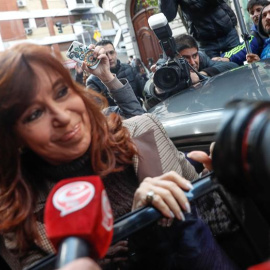 La expresidenta de Argentina Cristina Fernández (c) (2007-2015) sale hoy, 13 de agosto de 2018, de su casa para acudir a declarar como imputada. / EFE David Fernández