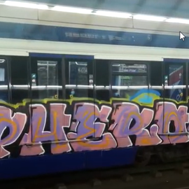 Grafitis en un vagón del metro