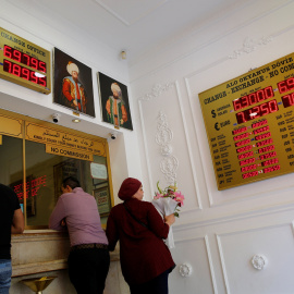 Varias personas en una oficina de cambio de moneda en Estambul. REUTERS/Murad Sezer