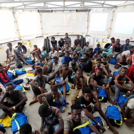 Fotografía cedida por la ONG SOS Mediterránée hoy, 13 de agosto del 2018, muestra a varios inmigrantes rescatados abordo del barco de rescate Aquarius en el Mediterráneo el 10 de agosto del 2018.EFE/ Guglielmo Mangiapane/SOS MEDITERRÁNEÉ