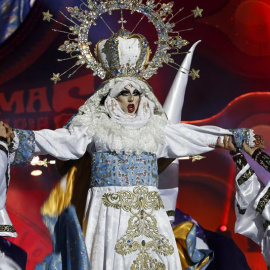 Drag Sethlas, con la fantasía "¡Mi cielo yo no hago milagros. Que sea lo que Dios quiera", ha ganado el concurso Drag del Carnaval de la Eterna Primavera, esta noche en el Parque de Santa Catalina de Las Palmas de Gran Canaria. EFE/Elvira U