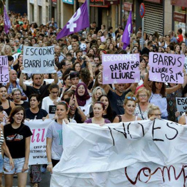 Concentración de repulsa por la agresión sexual sufrida en la madrugada del domingo por una menor de 17 años en Manresa (Barcelona). (SUSANNA SÁEZ | EFE)