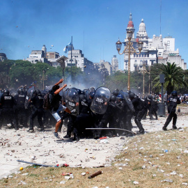 Al menos 109 heridos en una batalla campal en Buenos Aires contra la reforma de las pensiones de Macri. REUTERS/Martin Aosta