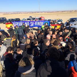 Con una pancarta con el lema 'España no se rinde', los ultras boicotean el acto de ERC frente a la cárcel de Estremera. | TWITTER