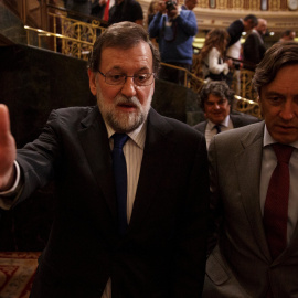 El presidente del Gobierno, Mariano Rajoy, con el protavoz del Grupo Parlamentario Popular, Rafael Hernando. REUTERS