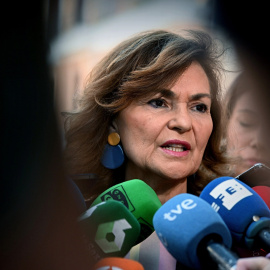 17/07/2019.- La vicepresidenta del Gobierno en funciones, Carmen Calvo, en declaraciones a los medios. / EFE - FERNANDO VILLAR