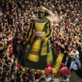 Salt de gegants a la plaça de Sant Pere