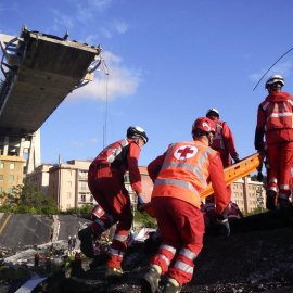 Trabajadores de la Cruz Roja de Italia buscan desaparecidos entre los escombros del puente Morandi en Génova. EFE