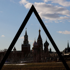 Fotografía de la Torre Spasskaya del Kremlin y la Catedral de San Basilio, en la Plaza Roja de Moscú, a 15 de marzo de 2022.