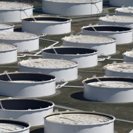 Tanques de almacenamiento de petróleo crudo en Oklahoma. REUTERS/Nick Oxford/File Photo