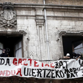 Un grupo de jóvenes ha vuelto a entrar en el palacio del Marqués de Rozalejo, desalojado esta mañana por la policía, al grito de "Maravillas aurrera".La entrada en el edificio se ha producido en el transcurso de una kalejira de protesta por