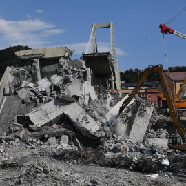 Operarios continúan con la retirada de escombros tras la caída del puente Morandi en Génova. EFE/ Luca Zennaro