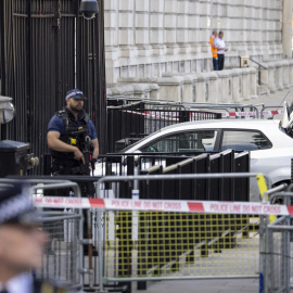 Oficiales de policía en la escena de un accidente automovilístico en Downing Street, la residencia oficial del Primer Ministro británico en Londres, Gran Bretaña