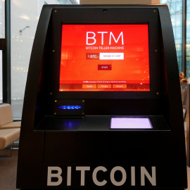 Un cajero automático de bitcoin en Zurich, con la cotización de la criptomoneda en francos suizos. REUTERS/Arnd Wiegmann