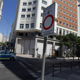 Un cartel de Madrid Central en Plaza España, en Madrid. EFE