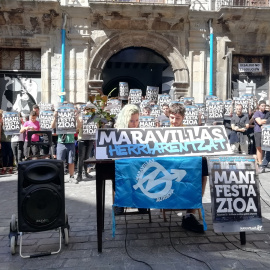 Imagen de la rueda de prensa de miembros del 'Gaztetxe Maravillas' de Pamplona. EP