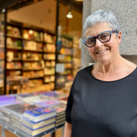 26/05/2023 - Eva Orúe, primera mujer en ocupar el cargo de directora de la Feria del Libro de Madrid, junto al escaparate de una librería, a 18 de mayo.