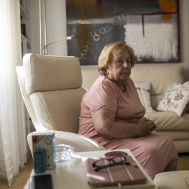 María del Carmen García, en el salón de su casa, en la calle Toledo de Madrid. Casi tres décadas después de comprar su casa, está rodeada de turistas e inquilinos que se marchan.- JAIRO VARGAS