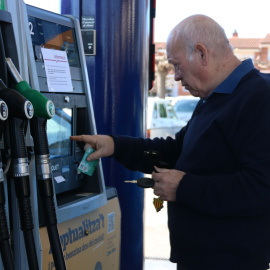 01/04/2022 - Un home posant gasolina a Figueres.