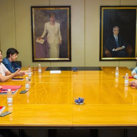 17/07/2019.- La candidata socialista a la Presidencia del Gobierno de La Rioja, Concha Andreu (3i), y la diputada de UP por Podemos, Raquel Romero (2d), encabezan los equipos negociadores que se han reunido esta tarde para "desbloquear" la 