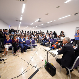 El presidente de Autostrade per l'Italia, Fabio Cerchiai, y el consejero delegado, Giovanni Castellucci, en rueda de prensa sobre el derrumbe del puente Morandi, de Génova. REUTERS/Massimo Pinca