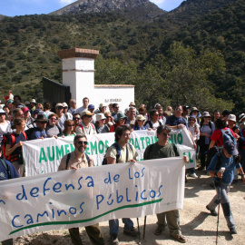 Clavero, de verde, sostiene una pancarta en una manifestación por la defensa de los caminos públicos. JORGE CABEZAS