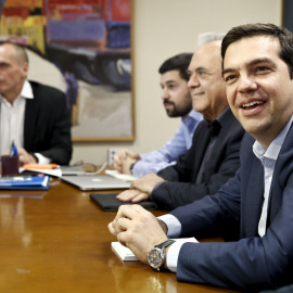 El primer ministro griego, Alexis Tsipras, con el viceprimer ministro, Yannis Dragasakis, y el ministro Yanis Varoufakis, en una reunión en el Ministerio de Finanzas, en Atenas. REUTERS/Alkis Konstantinidis