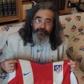 Miguel González, autor de 'Poemas colchoneros', con su camiseta del Atlético de Madrid. / HENRIQUE MARIÑO