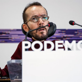 El portavoz de Podemos Pablo Echenique comparece en rueda de prensa. EFE/Emilio Naranjo