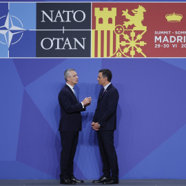 El presidente del Gobierno, Pedro Sánchez (d) junto con el secretario general de la OTAN, Jens Stoltenberg (i) esperan al resto de mandatarios para la foto oficial durante la primera jornada de la cumbre de la OTAN que se celebra este miérc