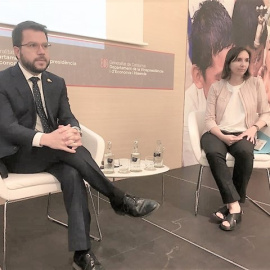 Pere Aragonès, amb la directora general d'anàlisi econòmica de la Generalitat, Marta Curto, en l'acte d'aquest dijous. EUROPA PRESS