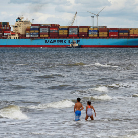 El buque de contenedores Maersk Sentosa, es ayudado por remolcadores en el rio Mersey, frente a Liverpool (Reino Unido). REUTERS/Phil Noble