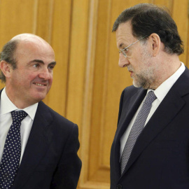 El ministro de Economía, Luis de Guindos, y el presidente del Gobierno, Mariano Rajoy, en una imagen de archivo. EFE