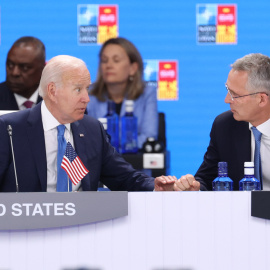 El secretario general de la OTAN, Jens Stoltenberg, conversa con el presidente de Estados Unidos, Joe Biden, durante la primera jornada de la cumbre de la OTAN en Madrid, a 29 de junio de 2022.