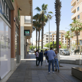 Vista de la sede de Coalición por Melilla (CPM) y de una oficina de Correos (d), custodiada por la Policía, este jueves 25 de mayo de 2023 en Melilla.