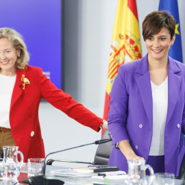 La vicepresidenta primera y ministra de Asuntos Económicos y Transformación Digital, Nadia Calviño (i), y la ministra de Política Territorial y portavoz del Gobierno de España, Isabel Rodríguez (d), a su llegada a una rueda de prensa poster