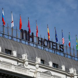 El logo de NH Hoteles en lo alto de uno de sus establecimientos en Madrid. REUTERS/Paul Hanna