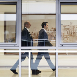 Yanis Varoufakis y Alexis Tsipras, saliendo ayer de su reunión con los negociadores en el Ministerio de Finanzas. REUTERS